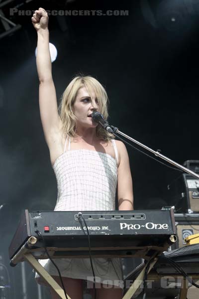 METRIC - 2009-08-30 - SAINT CLOUD - Domaine National - Scene de la Cascade - 